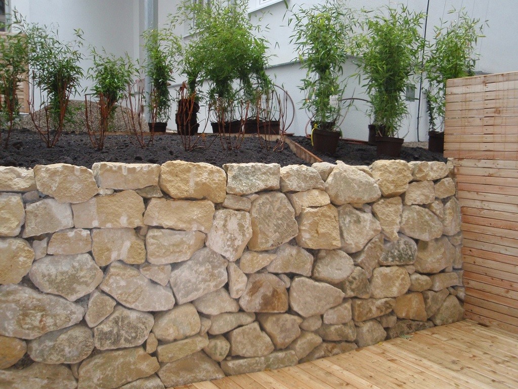 Natursteinmauer - Trockenmauer - grünwert